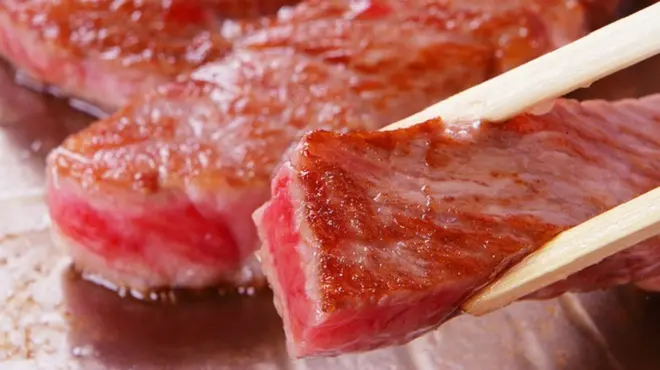 熟練の技で焼き上げる神戸牛ステーキの香ばしい焼き目と溢れる肉汁