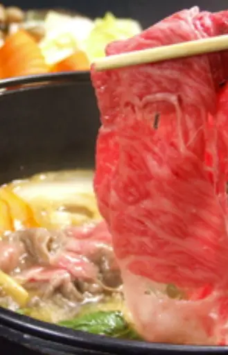 秘伝の割り下で煮込む大ぶりの神戸牛と野菜のすき焼き