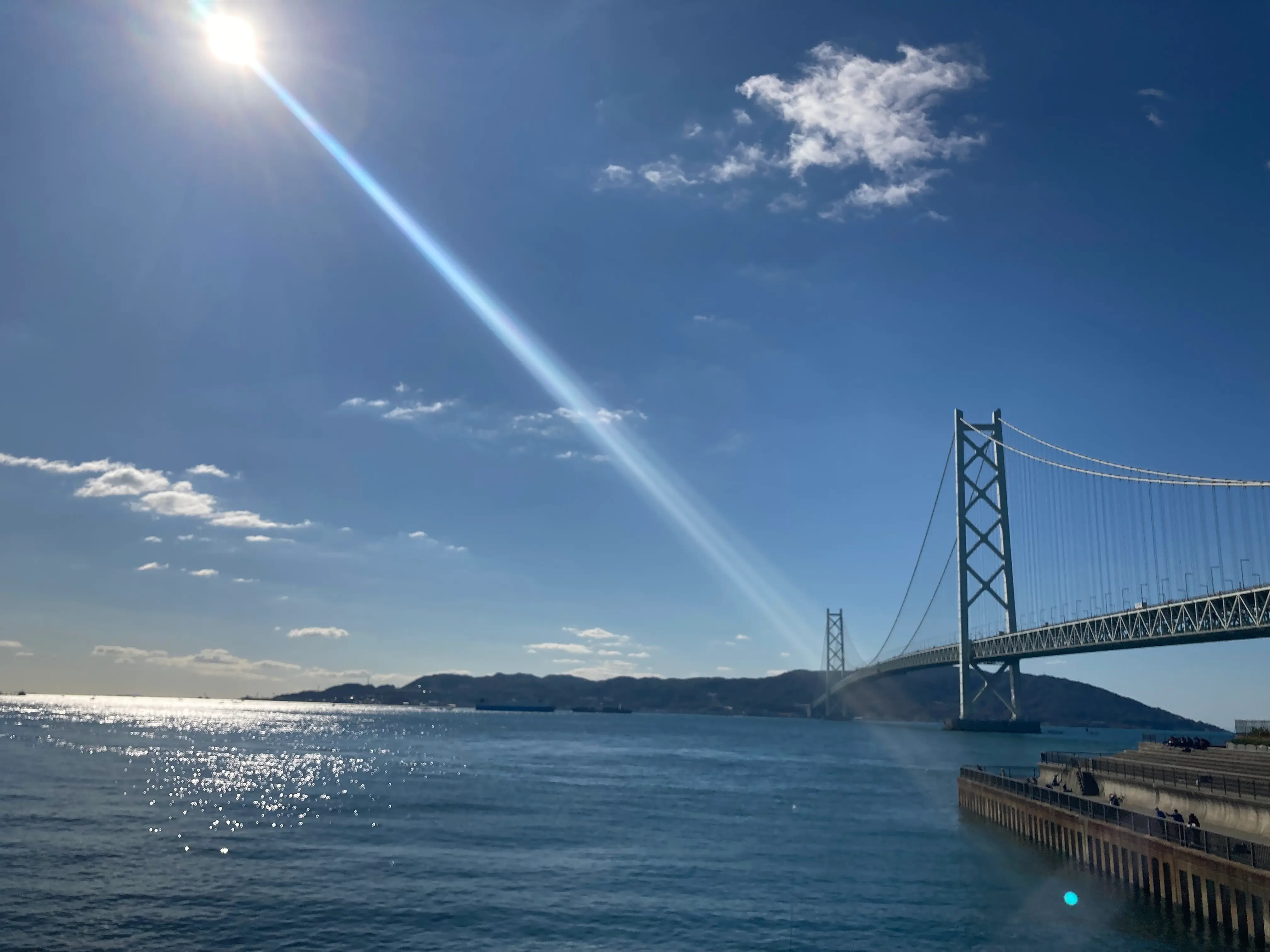 味鉄舞子店の目の前に広がる青い海と、雄大に架かる明石海峡大橋の絶景